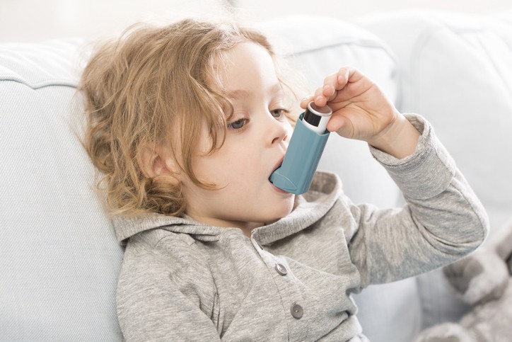 Asthme : quelles huiles essentielles utiliser pour soulager naturellement les symptômes ?
