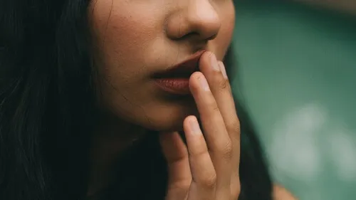 L’huile essentielle de tea tree contre les boutons de fièvre