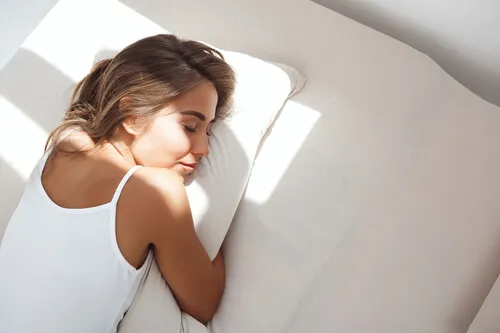 L’huile essentielle de ravintsara pour un meilleur sommeil